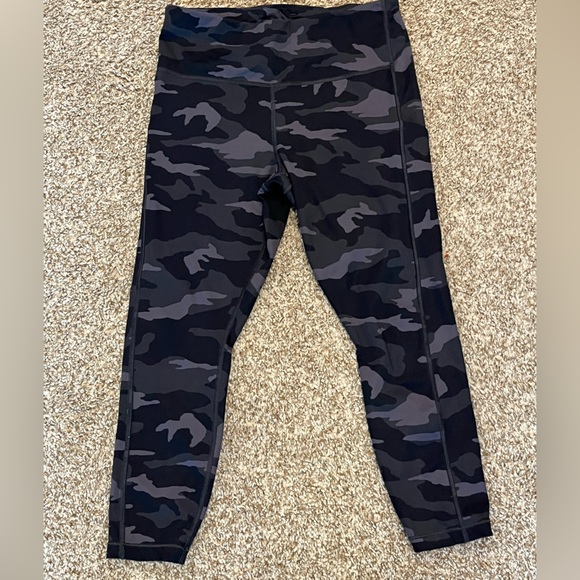 Athleta Pants - ATHLETA Ultimate Camo Leggings 7/8 size Medium Petite EUC